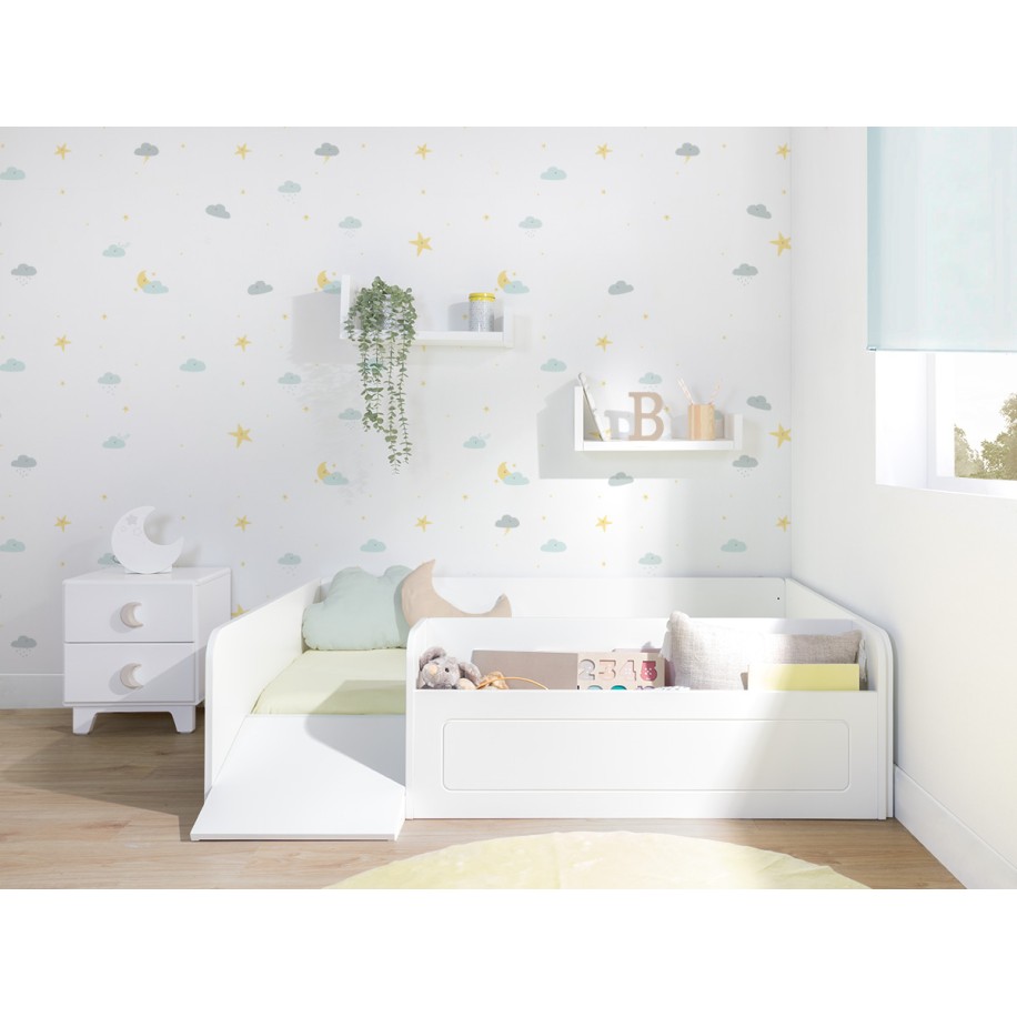 Letto Montessori bianco con contenidore giocattoli e rampa.