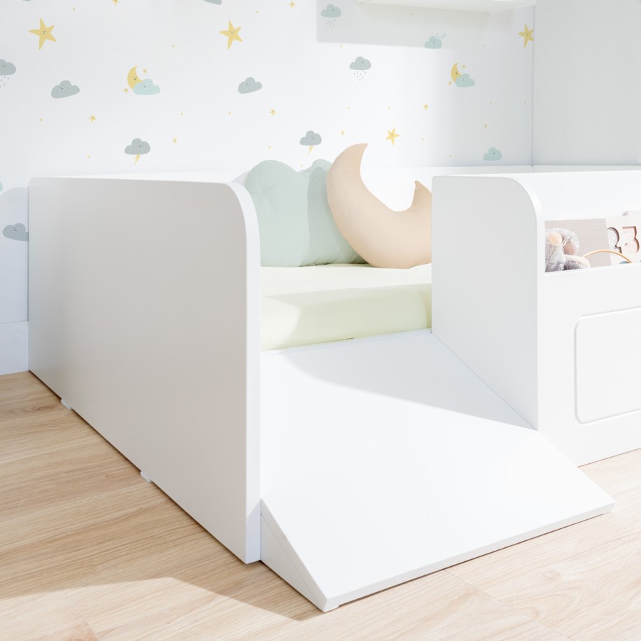 Letto Montessori bianco con contenidore giocattoli e rampa.