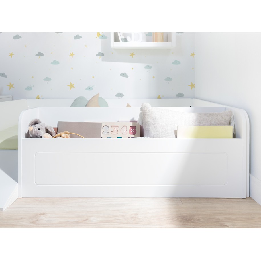 Letto Montessori bianco con contenidore giocattoli e rampa.