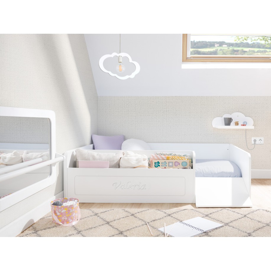 Letto Montessori bianco con contenidore giocattoli e rampa.