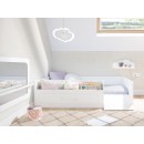 Letto Montessori bianco con contenidore giocattoli e rampa.