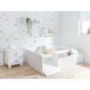 Letto Montessori bianco con contenidore giocattoli e rampa.