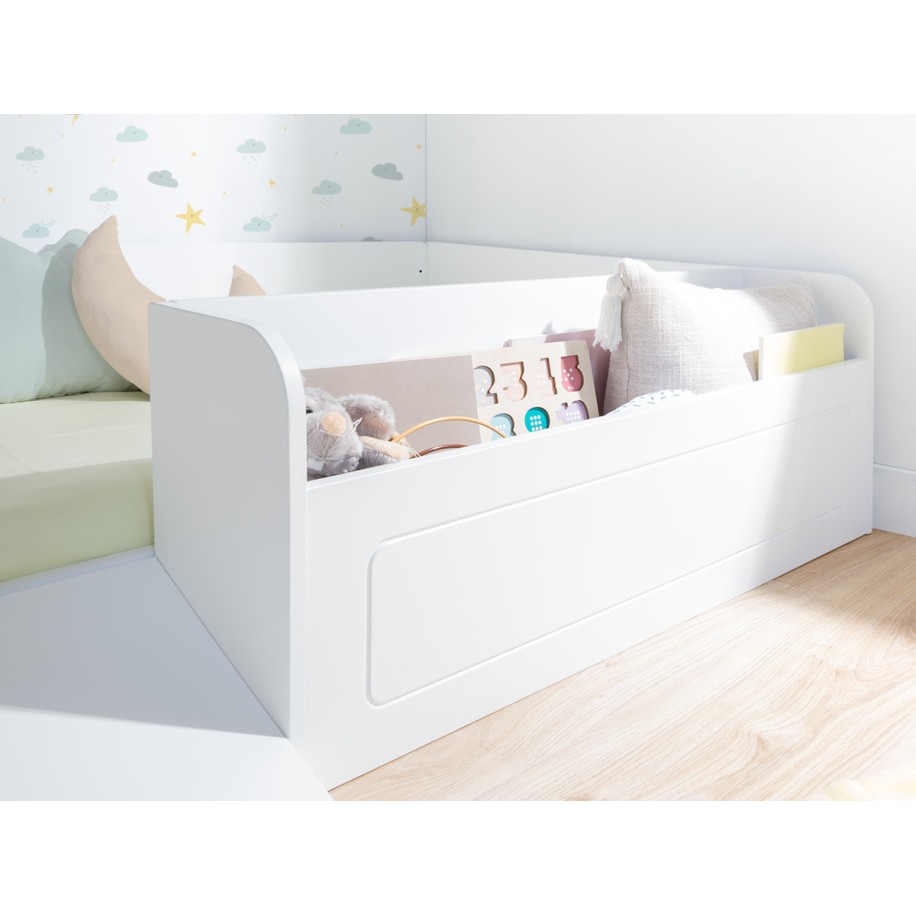 Letto Montessori bianco con contenidore giocattoli e rampa.