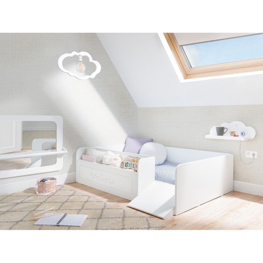 Letto Montessori bianco con contenidore giocattoli e rampa.