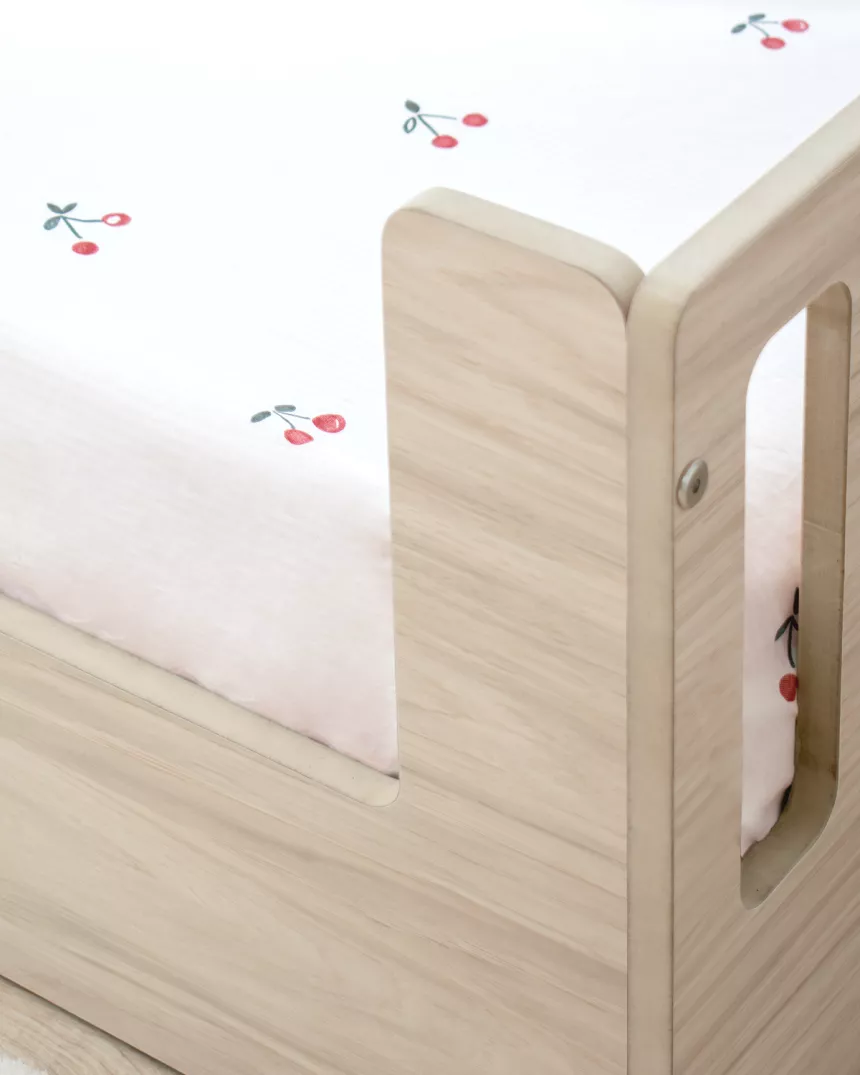 Letto Montessori Creta con barriera di sicurezza – Autonomia e qualità
