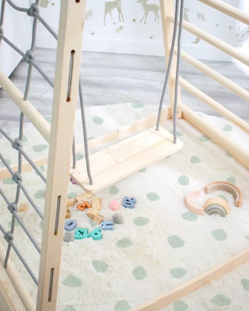 Torre da gioco con arrampicata e altalena indoor in legno per bambini