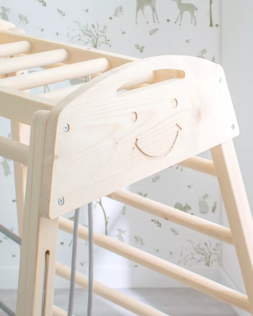 Torre da gioco con arrampicata e altalena indoor in legno per bambini