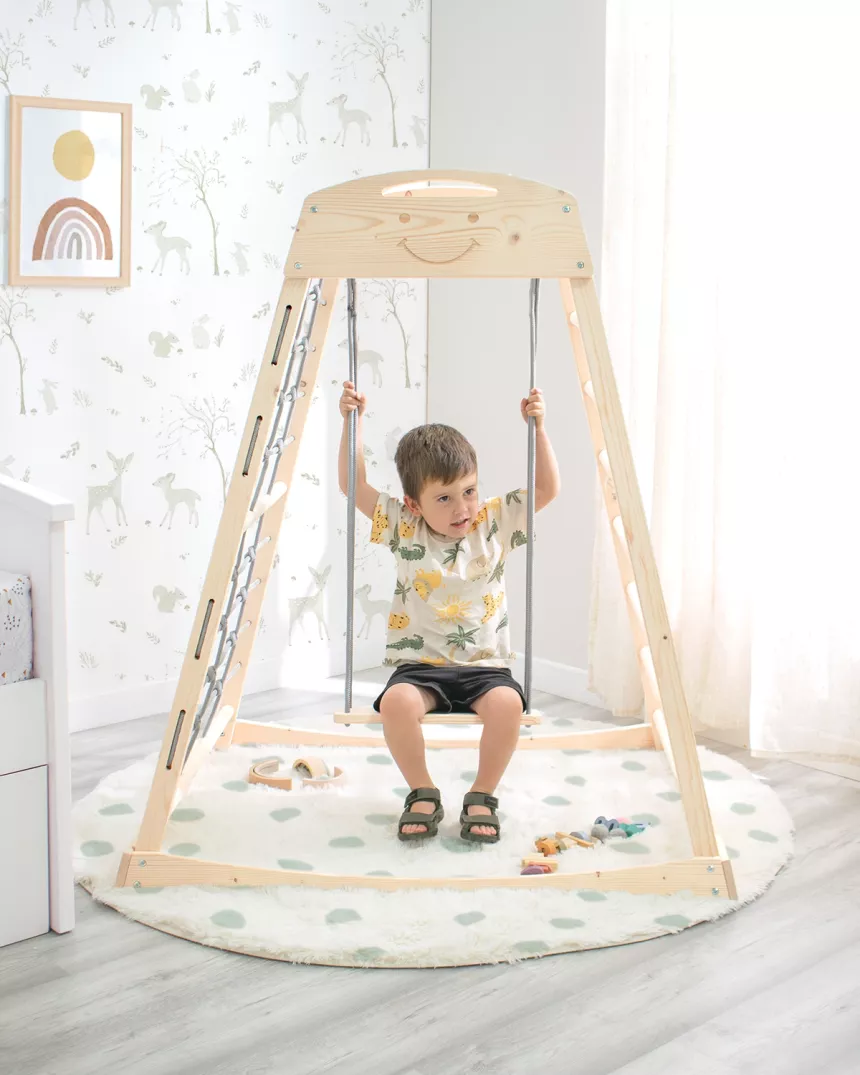 Torre da gioco con arrampicata e altalena indoor in legno per bambini