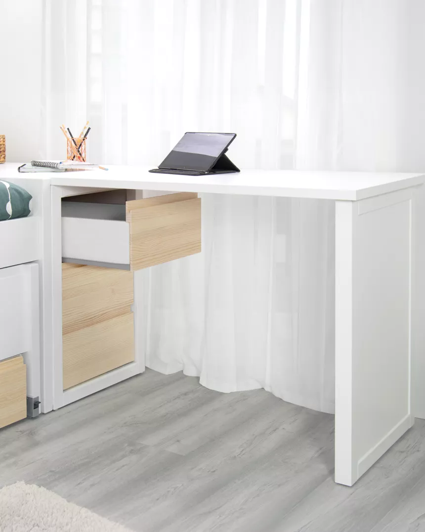 Scrivania con cassettiera imbotitta in legno naturale