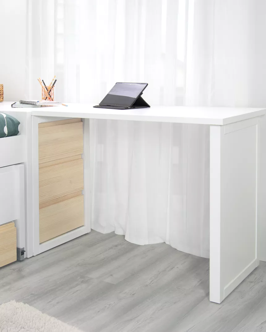 Scrivania con cassettiera imbotitta in legno naturale