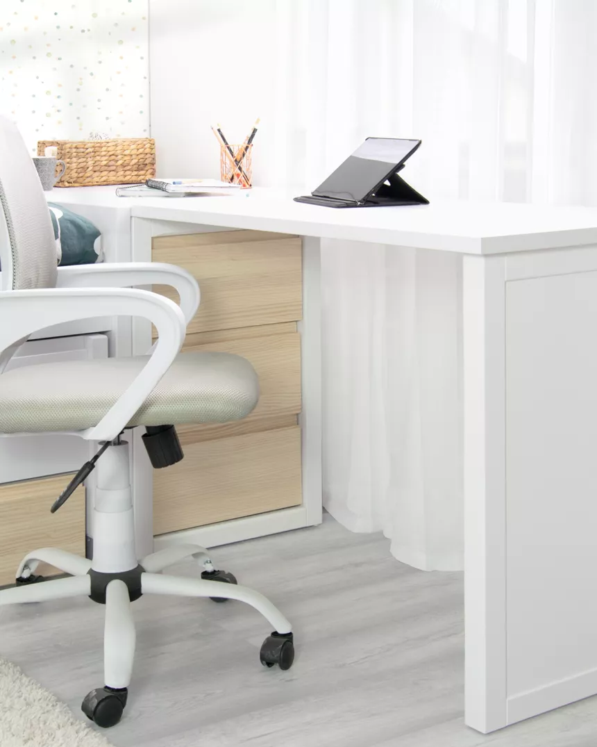 Scrivania con cassettiera imbotitta in legno naturale 2