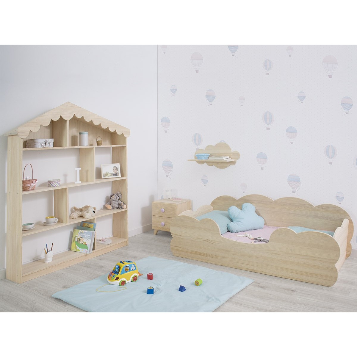 Una cameretta per neonati con una mensola in legno e una cornice in legno  con sopra la lettera h