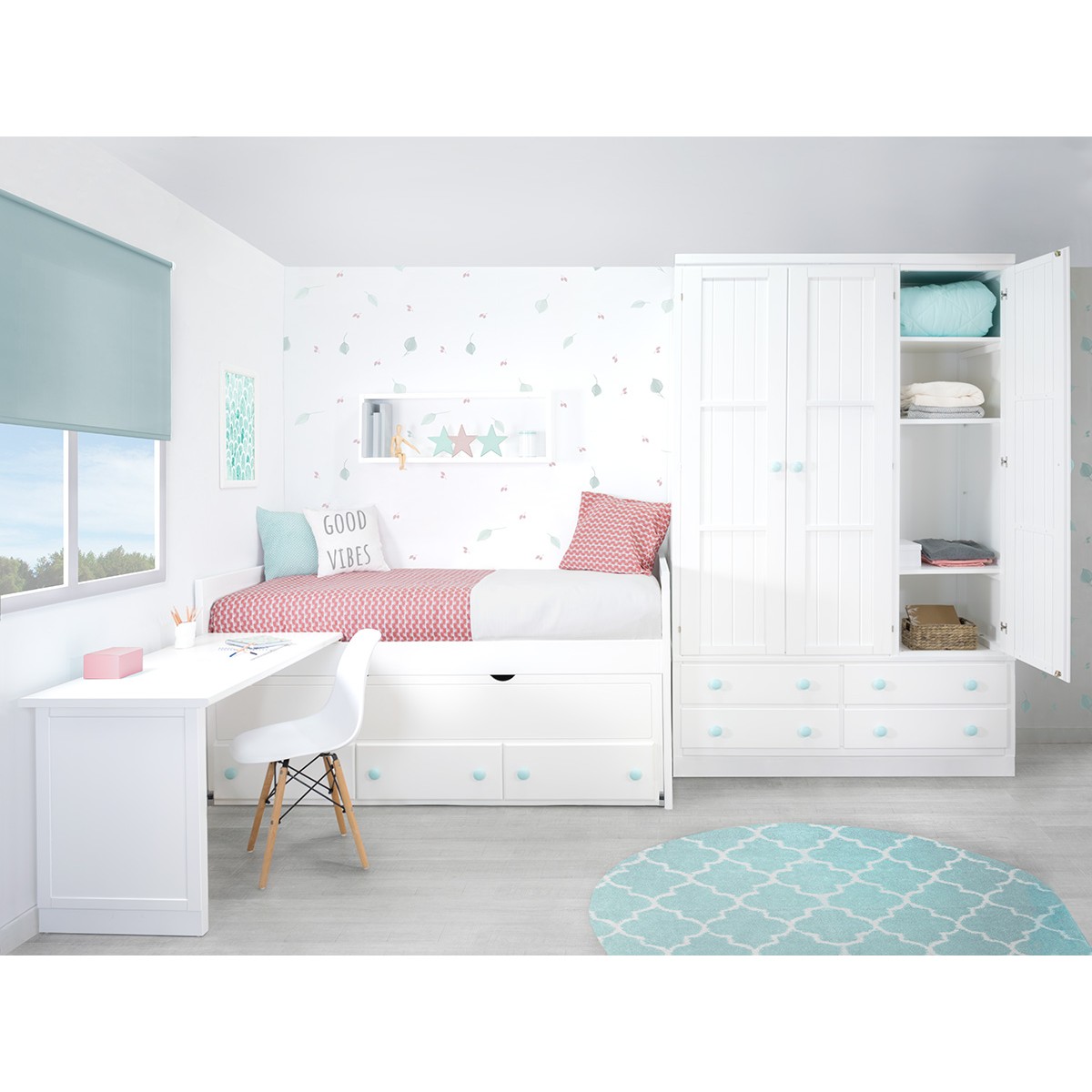Camera bambina con armadio letto comodino e scrivania con cuori