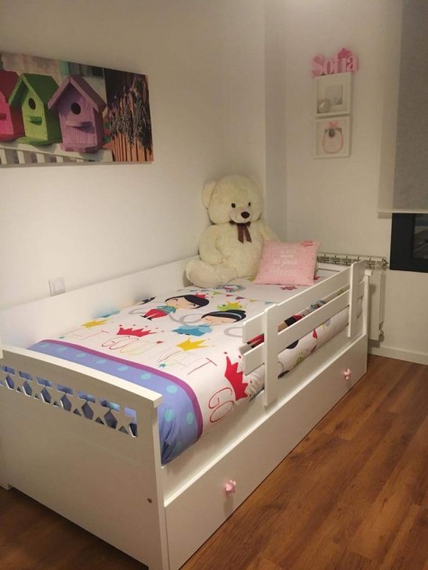 Letto estraibile con decorazione laterale retta e sponda di protezione