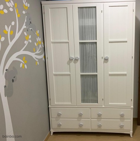 Armadio bambini/ragazzi tre ante, cassettiera  e tende in centro 