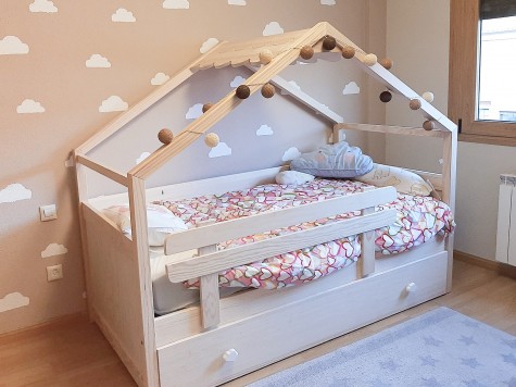 Letto a casetta in legno naturale