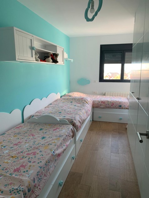 Camera con letti nuvola con cassetti e spalliere