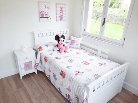 Comodino con anta e tenda