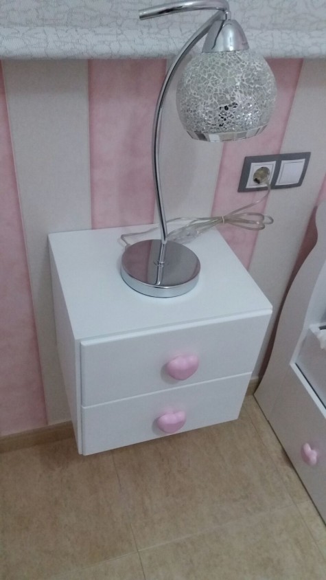 Comodino per bambini appeso alla parete 